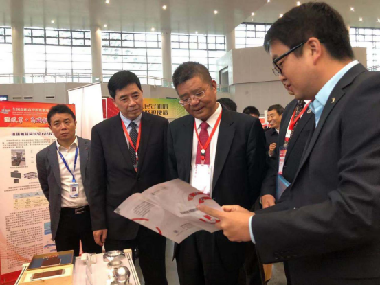 教育部职成司司长陈子季莅临完美网页版技术研发与应用成果展展位参观指导