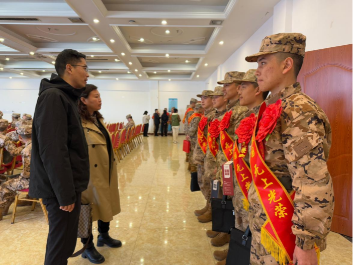 机械工程学院学工团队前往开封市民兵训练基地慰问2...